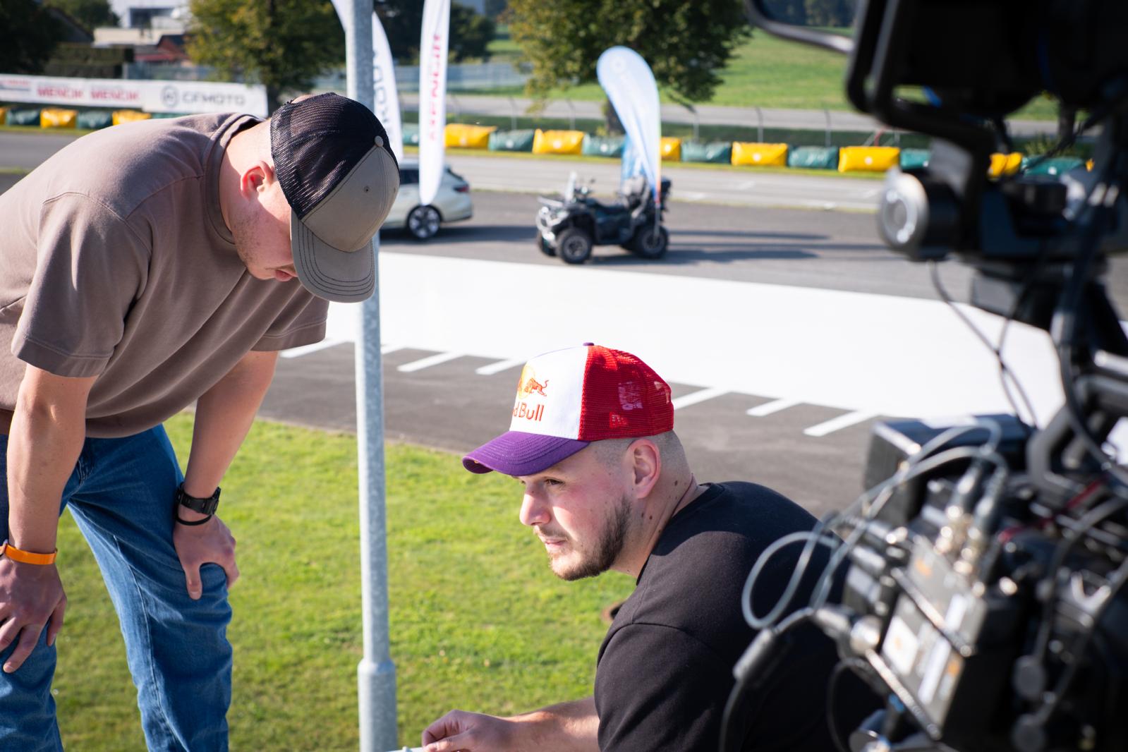 Členové týmu Sportlive24.tv připravují kamerové vybavení a kontrolují nastavení přenosu na sportovním okruhu.